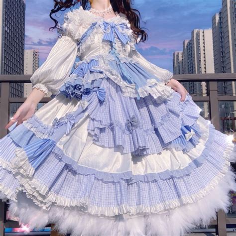 Søt glitrende minikjole med høy hals, lange ermer og glidelås bak. . Blue lolita dress